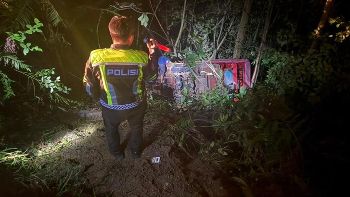 Mobil Wisata Terperosok Jurang di Sungai Penuh Diduga Rem Blong, 2 Tewas