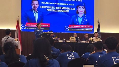 Ketua DPC Demokrat Buleleng, Luh Gede Herryani, berpidato saat acara pendidikan politik di kawasan Pantai Lovina, Desa Kalibukbuk, Kecamatan Buleleng, Kabupaten Buleleng, Minggu (7/12/2025). (Made Wijaya Kusuma/detikBali)