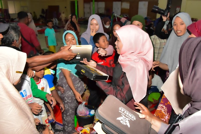 Khofifah Salurkan Bantuan di Pidie Jaya, Pastikan Kirim Relawan Medis