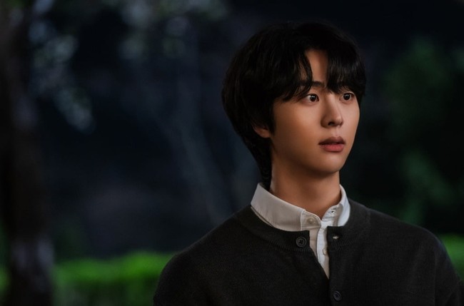 Tahun ini, Kim Mu Jun sempat digosipkan berpacaran dengan aktris Jepang Nagano Mei. Namun, 9Ato Entertainment menegaskan, “keduanya hanya teman dekat.” Foto: Instagram