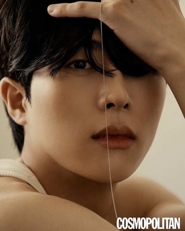 Meski fitur wajahnya tak 100% mirip, sang aktor dinilai “memancarkan vibes” yang serupa dengan Jin BTS. Foto: Instagram