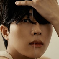 Meski fitur wajahnya tak 100% mirip, sang aktor dinilai “memancarkan vibes” yang serupa dengan Jin BTS. Foto: Instagram