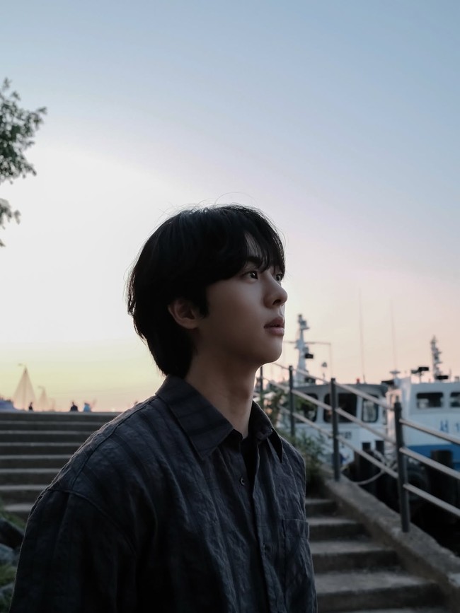 Belakangan sang aktor dikenal sebagai pemeran ayah tunggal dalam drama Korea Dynamite Kiss. Ia pun berpura-pura menjadi suami Ahn Eun Jin. Foto: Instagram