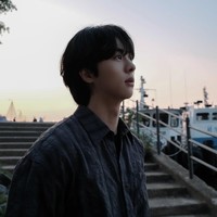 Belakangan sang aktor dikenal sebagai pemeran ayah tunggal dalam drama Korea Dynamite Kiss. Ia pun berpura-pura menjadi suami Ahn Eun Jin. Foto: Instagram