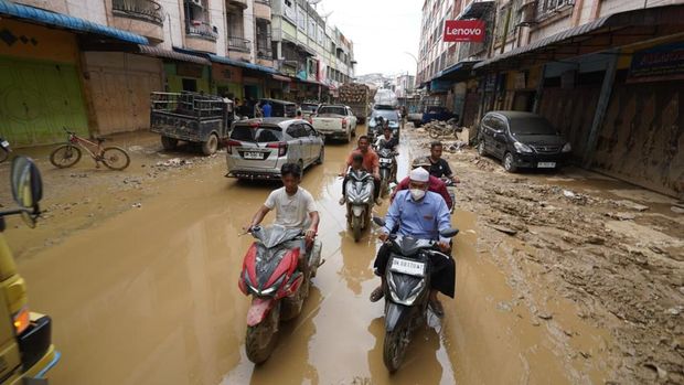 Kondisi Aceh Tamiang yang penuh lumpur sisa banjir besar (dok. BNPB) Kondisi Aceh Tamiang yang penuh lumpur sisa banjir besar (dok. BNPB)