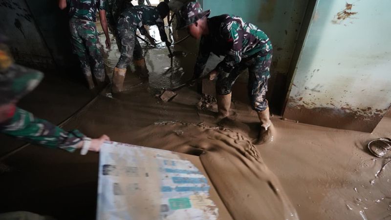 Kondisi Aceh Tamiang yang penuh lumpur sisa banjir besar (dok. BNPB) Kondisi Aceh Tamiang yang penuh lumpur sisa banjir besar (dok. BNPB)
