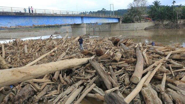 Foto udara Kondisi bendungan Jambo Aye pasca banjir bandang di Desa Rumoh Rayeuk, Kecamatan Langkahan, Aceh Utara, Aceh, Sabtu (6/12/2025). Terdapat lima titik tanggul bendungan rusak parah atau jebol pasca bencana alam hidrometeorologi pada Rabu (26/11) di Aceh Utara yang menewaskan 126 jiwa dan 78 korban hilang. ANTARA FOTO/Syifa Yulinnas/foc.