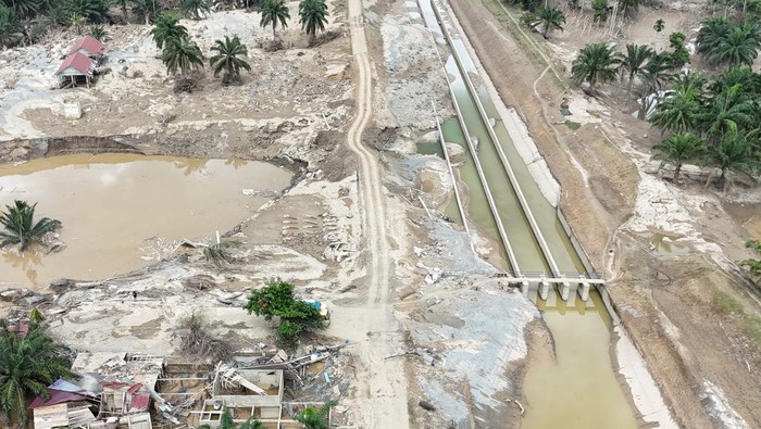 Foto udara Kondisi bendungan Jambo Aye pasca banjir bandang di Desa Rumoh Rayeuk, Kecamatan Langkahan, Aceh Utara, Aceh, Sabtu (6/12/2025). Terdapat lima titik tanggul bendungan rusak parah atau jebol pasca bencana alam hidrometeorologi pada Rabu (26/11) di Aceh Utara yang menewaskan 126 jiwa dan 78 korban hilang. ANTARA FOTO/Syifa Yulinnas/foc.