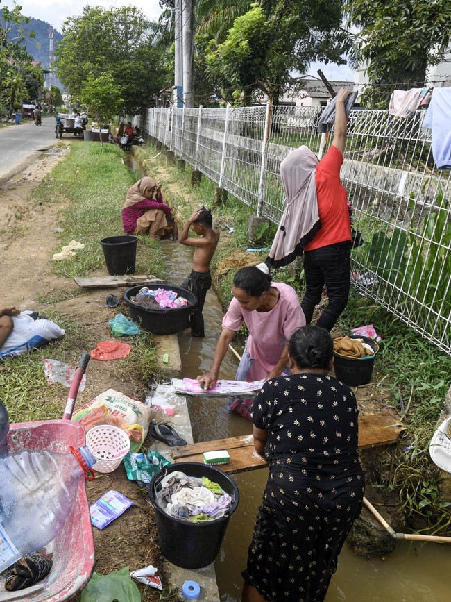 Krisis Air Pascalongsor, Warga Tapanuli Tengah Andalkan Parit untuk MCK
