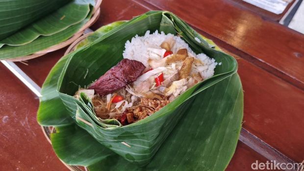 Penampakan Nasi Takir, sajian adat yang khas, di Dadap Sumilir Kulon Progo, Sabtu (6/12/2025).