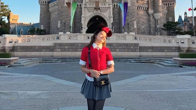 Bahagianya Nular, Ummi Quary Wujudkan Impian Masa Kecil Liburan ke Disneyland
