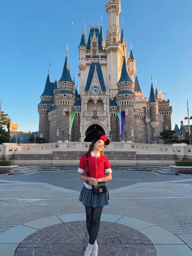 Bahagianya Nular, Ummi Quary Wujudkan Impian Masa Kecil Liburan ke Disneyland