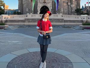 Bahagianya Nular, Ummi Quary Wujudkan Impian Masa Kecil Liburan ke Disneyland