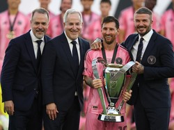 Ini menjadi gelar MLS pertama Inter Miami dalam sejarah klub. Tampak di foto Messi memegang trofi juara bersama David Beckham selaku presiden klub. (Foto: Getty Images/Maddie Meyer)