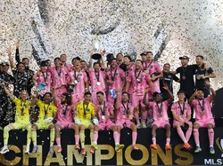 Lionel Messi merayakan keberhasilan juara MLS bersama rekan setimnya di Inter Miami. Selamat! (Foto: Getty Images/Elsa)