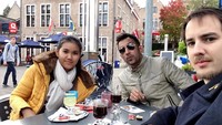 Momen hangout yang satu ini tak kalah seru. Aktor keturunan Arab ini menikmati kopi di sebuah kafe di Belgium bersama dua orang temannya. Foto: Instagram/@maruef_ashraf