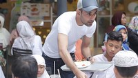 Momen ini sukses membuat netizen terharu. Maruef Ashary berbagi makanan bersama anak-anak yatim piatu sebagai bentuk sedekah. Foto: Instagram/@maruef_ashraf