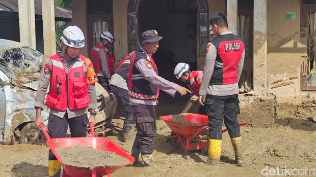 (Mei Amelia R) Personel BKO Polda Riau menggunakan angkong, cangkul, dan sekop untuk membersihkan rumah warga di Kecamatan Palembayan, Agam pascabencana galodo.