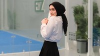 Iya, tapi bukan berarti aku bergantung sepenuhnya, aku sebagai perempuan juga ingin berdaya. Dulu aku berjuang sendiri, kalau sekarang ada temannya, tuturnya. (Foto: dok Instagram melodyprima)