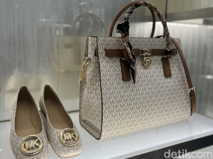 Michael Kors memamerkan tas Hamilton Moderne yang ikonik dengan kunci bundar pahatan di dalam instalasi bola salju raksasa 6 meter di Senayan City, Jakarta Pusat, dari 28 November 2025 hingga 11 Januari 2026.