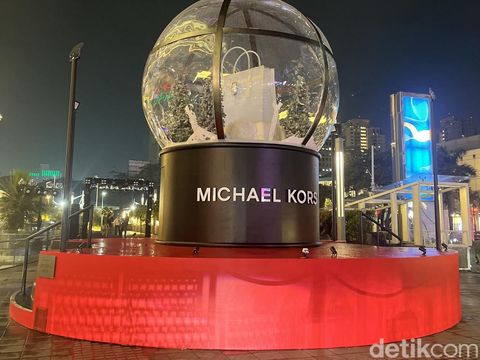 Michael Kors memamerkan tas Hamilton Moderne yang ikonik dengan kunci bundar pahatan di dalam instalasi bola salju raksasa 6 meter di Senayan City, Jakarta Pusat, dari 28 November 2025 hingga 11 Januari 2026.