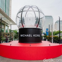 Michael Kors Bawa Liburan ala New York ke Jakarta dengan Bola Salju 6 Meter