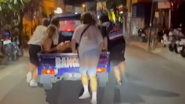 Mobil pikap biru yang digunakan sebagai layanan taksi dalam konten di Instagram Bonnie Blue. (Tangkapan layar)