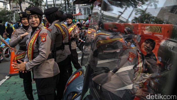 Sejumlah polwan berjalan menyusuri keramaian CFD Bundaran HI sambil menyapa warga pada Minggu pagi (7/12/2025), menghadirkan suasana aman dan humanis di ruang publik.