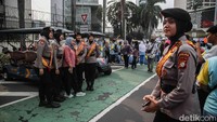 Polwan juga menyampaikan imbauan keselamatan kepada warga, mengingatkan agar berhati-hati saat melintas, menjaga barang bawaan, dan memperhatikan kebersihan area CFD.