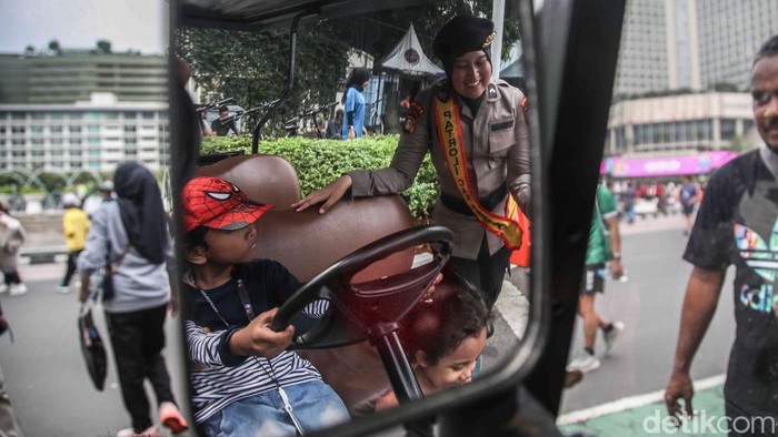 Sejumlah polwan berjalan menyusuri keramaian CFD Bundaran HI sambil menyapa warga pada Minggu pagi (7/12/2025), menghadirkan suasana aman dan humanis di ruang publik.