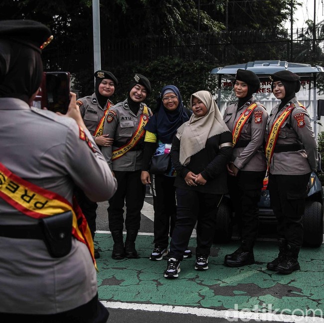 Momen Interaksi Polwan dan Warga Warnai CFD di Bundaran HI