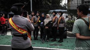 Momen Interaksi Polwan dan Warga Warnai CFD di Bundaran HI