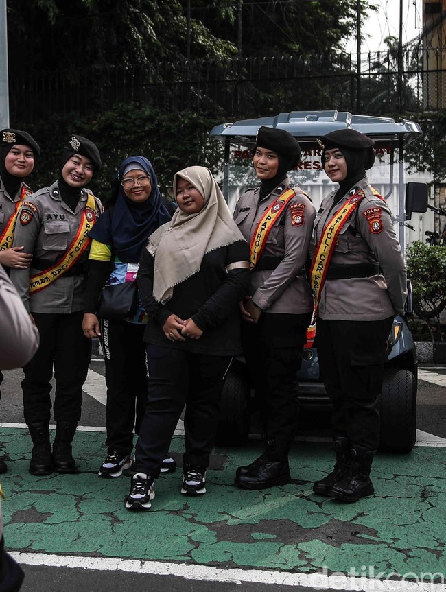 Momen Interaksi Polwan dan Warga Warnai CFD di Bundaran HI