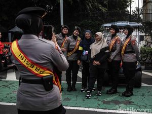 Momen Interaksi Polwan dan Warga Warnai CFD di Bundaran HI
