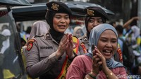 Sejumlah polwan berjalan menyusuri keramaian CFD Bundaran HI sambil menyapa warga pada Minggu pagi (7/12/2025), menghadirkan suasana aman dan humanis di ruang publik.