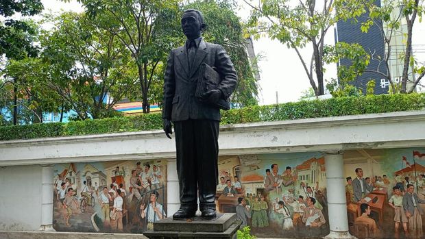 Monumen Tugu Pahlawan dan Museum 10 November Monumen Tugu Pahlawan dan Museum 10 November