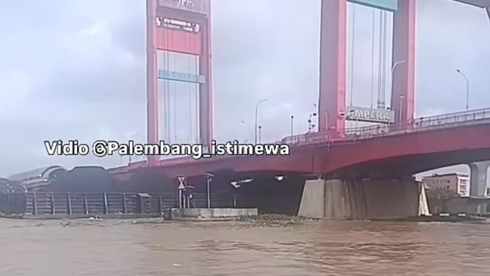 Muatan Tongkang Batu Bara Tabrak Jembatan Ampera, Dishub: Muatan Berlebih