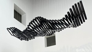 detikers bebas mengeksplorasi berbagai seni kinetik yang ada di sini, tentunya pengalaman sensori ini beda banget sama karya 2D atau instalasi lainnya nih, genks. Foto: Stefany/ detikcom