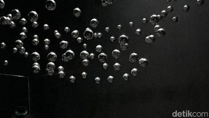 Saat masuk ke dalam galeri seni Nirmana Kinetic, detikers bakal disuguhi oleh berbagai karya seni yang memanjakan mata. Duduklah dan resapi karya seni Rintik yang berbentuk bola besi, seperti sebuah air hujan. Foto: Stefany/ detikcom