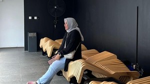 Di ruang berikutnya, Bena, kamu bisa duduk di atas kursi kayu memanjang yang bergerak. Tenang saja, gak akan jatuh kok! Foto: Tia Agnes/ detikcom