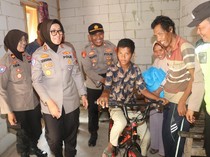 Senyum Rio Warga Desa Ngepringan Dapat Sepeda dari Kapolres Sragen