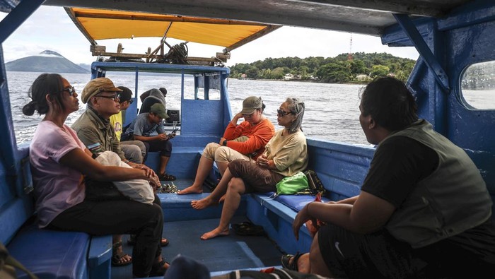 Sejumlah penumpang menaiki ojek perahu menuju Pulau Rhun, Kecamatan Banda Kabupaten Maluku Tengah, Maluku Sabtu (6/12/2025). Transportasi laut menuju ke pulau-pulau kecil di Kepulauan Banda tersebut menjadi satu-satunya alat transportasi andalan masyarakat Pulau Ay dengan ongkos yang bervariasi tergantung jarak, mulai dari Rp30 ribu hingga Rp 60 ribu per orang. ANTARA FOTO/Andri Saputra/foc.