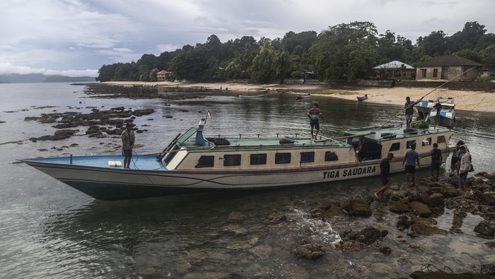 Sejumlah penumpang menaiki ojek perahu menuju Pulau Rhun, Kecamatan Banda Kabupaten Maluku Tengah, Maluku Sabtu (6/12/2025). Transportasi laut menuju ke pulau-pulau kecil di Kepulauan Banda tersebut menjadi satu-satunya alat transportasi andalan masyarakat Pulau Ay dengan ongkos yang bervariasi tergantung jarak, mulai dari Rp30 ribu hingga Rp 60 ribu per orang. ANTARA FOTO/Andri Saputra/foc.
