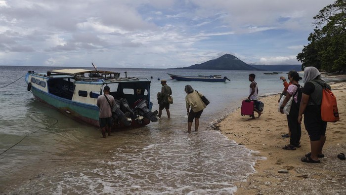 Sejumlah penumpang menaiki ojek perahu menuju Pulau Rhun, Kecamatan Banda Kabupaten Maluku Tengah, Maluku Sabtu (6/12/2025). Transportasi laut menuju ke pulau-pulau kecil di Kepulauan Banda tersebut  menjadi satu-satunya alat transportasi andalan masyarakat Pulau Ay dengan ongkos yang bervariasi tergantung jarak, mulai dari Rp30 ribu hingga Rp 60 ribu per orang. ANTARA FOTO/Andri Saputra/foc.