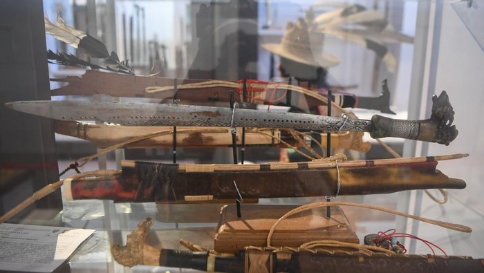 Sejumlah pengunjung mengamati mandau yang dipamerkan saat pameran kebudayaan Bilah Nusantara 2025 di Museum Kota Samarinda, Kalimantan Timur, Minggu (7/12/2025). Pameran kolaborasi Sanggar Seni dan Budaya Panji Keroan Koetai Bersatoe (PKKB) bersama Balai Pelestarian Kebudayaan (BPK) Wilayah XIV Kaltim–Kaltara itu memamerkan 100 buah keris dan mandau khususnya dari Kalimantan Timur, dalam upaya menajikan mandau sebagai warisan budaya tak benda (WBTB) UNESCO. ANTARA FOTO/M Risyal Hidayat/YU