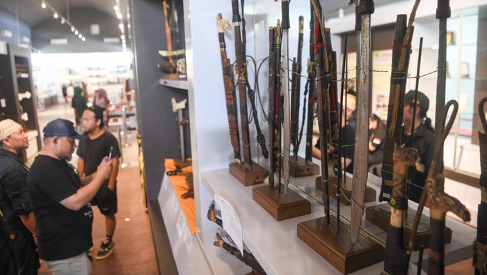 Sejumlah pengunjung mengamati mandau yang dipamerkan saat pameran kebudayaan Bilah Nusantara 2025 di Museum Kota Samarinda, Kalimantan Timur, Minggu (7/12/2025). Pameran kolaborasi Sanggar Seni dan Budaya Panji Keroan Koetai Bersatoe (PKKB) bersama Balai Pelestarian Kebudayaan (BPK) Wilayah XIV Kaltim–Kaltara itu memamerkan 100 buah keris dan mandau khususnya dari Kalimantan Timur, dalam upaya menajikan mandau sebagai warisan budaya tak benda (WBTB) UNESCO. ANTARA FOTO/M Risyal Hidayat/YU