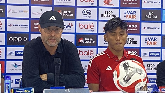 Pelatih PSM Makassar, Tomas Trucha dan Pemain Mufli Hidayat saat sesi konferensi pers usai laga PSM Makassar vs Persebaya Surabaya di Stadion Gelora BJ Habibie, Parepare.
