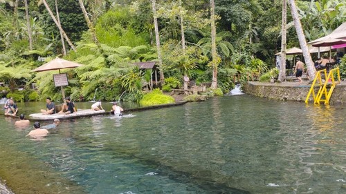 Wisatawan bermain di salah satu kolam pemandian Lembah Arca, Desa Adat Tegenan, Karangasem, Bali, Sabtu (29/11/2025).