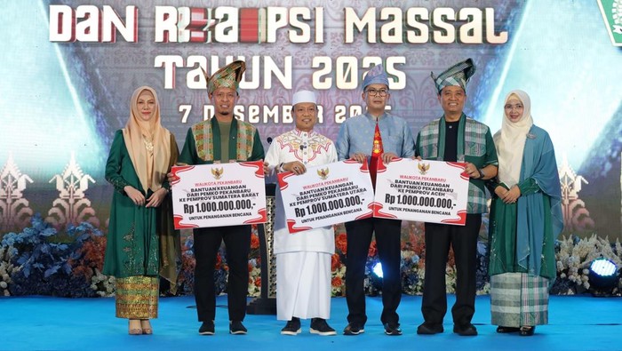 Walkot Pekanbaru Serahkan Bantuan Rp 3 M untuk Korban Bencana Sumatera