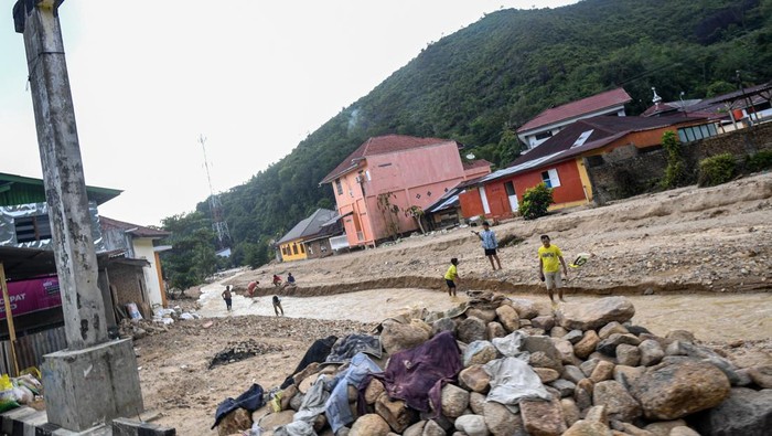 Warga berada di Sungai Aek Godang yang mengalami pendangkalan di Sibolga Julu, Sumatera Utara, Sabtu (6/12/2025). Pendangkalan Sungai Aek Godang disebabkan bencana longsor yang terjadi pada Jumat (27/11/2025). ANTARA FOTO/Muhammad Adimaja/foc.